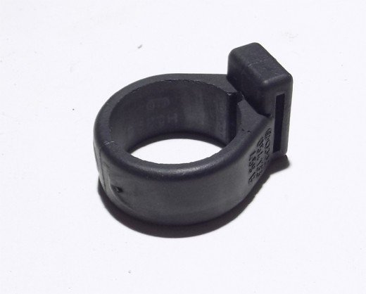 Halter gebraucht für Magnetventil VW Golf II 054133459B Halter gebraucht für Magnetventil VW Golf II 054133459B