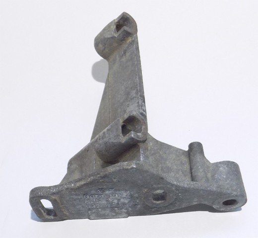 Bügel Halter gebraucht innen für Servopumpe VW Corrado, Golf II, Rallye, Jetta II, Passat 037145531B