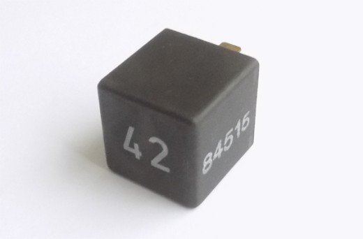 Relais 42 gebraucht für Kühlmittelmangelanzeige VW Corrado, Golf I, Golf II, Passat 35i, Polo II, Scirocco II 191919376A