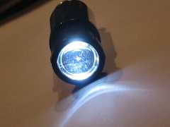 Wiederaufladbare LED Taschenlampe für Zigarettenanzünder / SUPER HELLES LICHT